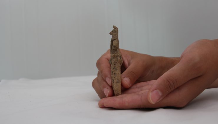 İzmir’deki Ulucak Höyüğü kazılarında 8 bin yıllık tilki postlu erkek figürü bulundu