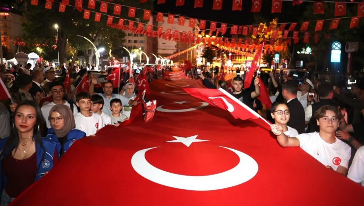 Hala Sultan İlahiyat Koleji öğrencileri Zafer Bayramı Fener Alayı’na katıldı