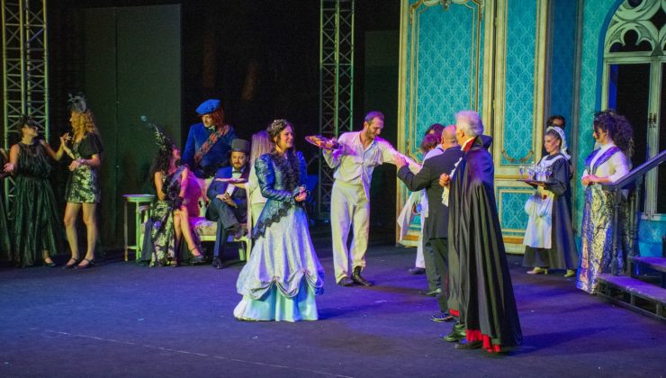 “Dracula – Bir Dehşet Komedisi” Girne Amfi Tiyatro’da sahnelendi