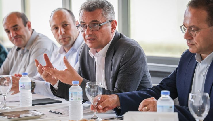 Erhürman, bir grup ekonomistle bir araya geldi