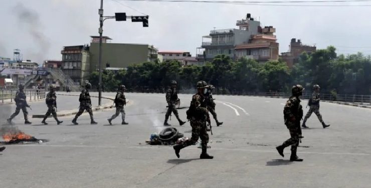 Şiddetli protestolarla çalkalanan Nepal’de ordu sokağa indi