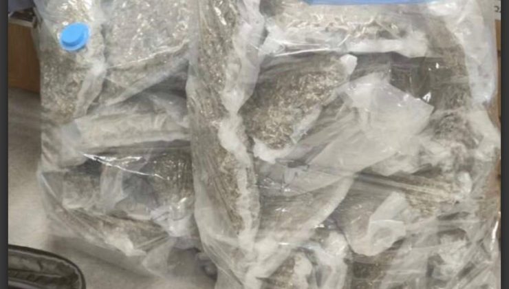 Larnaka Havalimanı’nda yolcu beraberi 24,5 kilo uyuşturucu bulundu