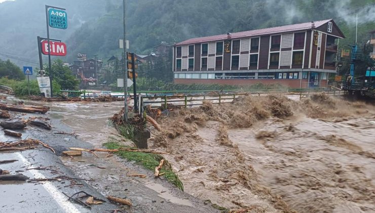 RİZE’DE SEL: YOLLAR KAPANDI, YURTTAŞLAR MAHSUR KALDI