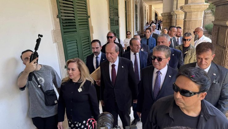 Cumhurbaşkanı Ersin Tatar, kortej ile YSK’ya giderek resmi Cumhurbaşkanı adaylık başvurusunu yaptı.