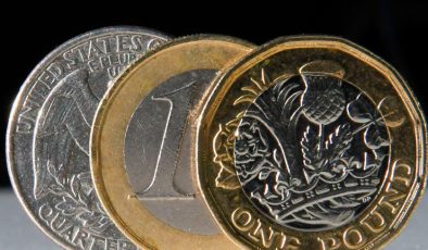 Euro 49,10 TL, sterlin 56,40 TL, dolar 41,98 TL’den işlem görüyor