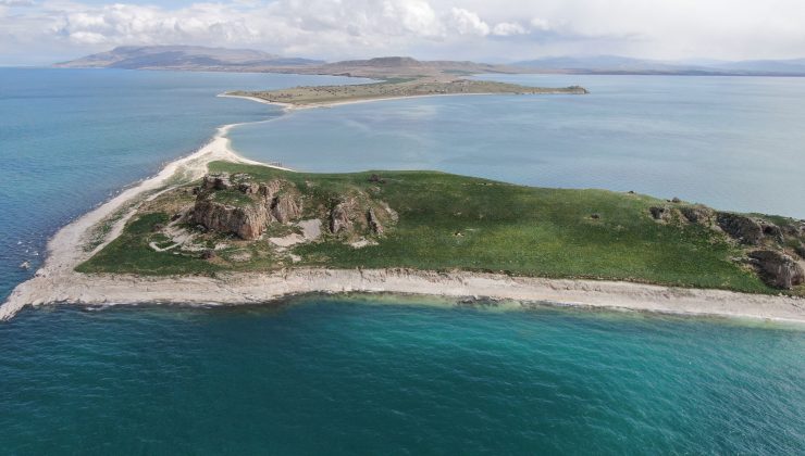 Van Gölü’nde saklı tarih suların çekilmesiyle ortaya çıktı