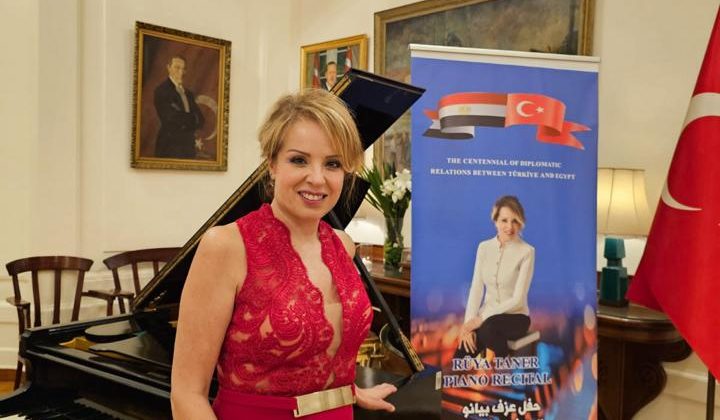 Piyanist Rüya Taner, Kahire’deki resitalde sanatseverlerle buluştu
