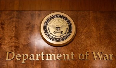 ABD Savunma Bakanlığı binasındaki tabelalar “Savaş Bakanlığı” yazılı levhalarla değiştirildi