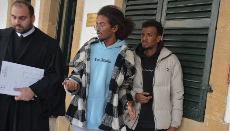 Lefkoşa’da meydana gelen uyuşturucu alma, verme ve tasarrufu suçlarından tutuklanan Mogtaba Salih Muhammedali veAhmed Mahmod Ahmed yeniden mahkemeye çıkarıldı.