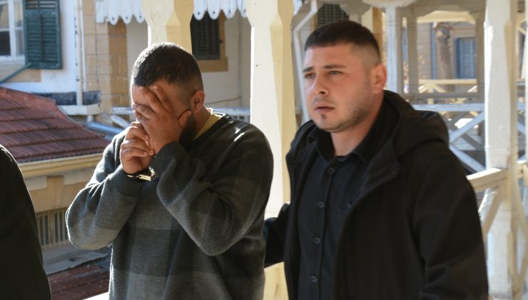“Evrak Sahteleme, Tedavüle Sürme ve Başkasının Kimliğine Bürünme” suçlarından tutuklanan zanlılar Kansu Tosun, Hüseyin Avcı ve Sefa Arkoç mahkeme huzuruna çıkarıldı.
