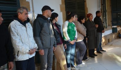 Lefkoşa’da meydana gelen “Resmi Evrak Sahteleme, Sahtelenmiş Resmi Evrağı Tedavüle Sürme, Sahtekarlıkla Kayıt Temini ve Sahtekarlıkla Para Temini” soruşturma kapsamında 5 kişi daha tutuklandı