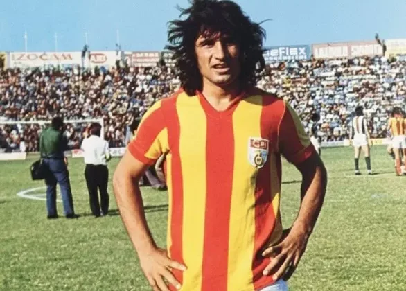 Eski milli futbolcu ve spor yazarı Gökmen Özdenak, hayatını kaybetti