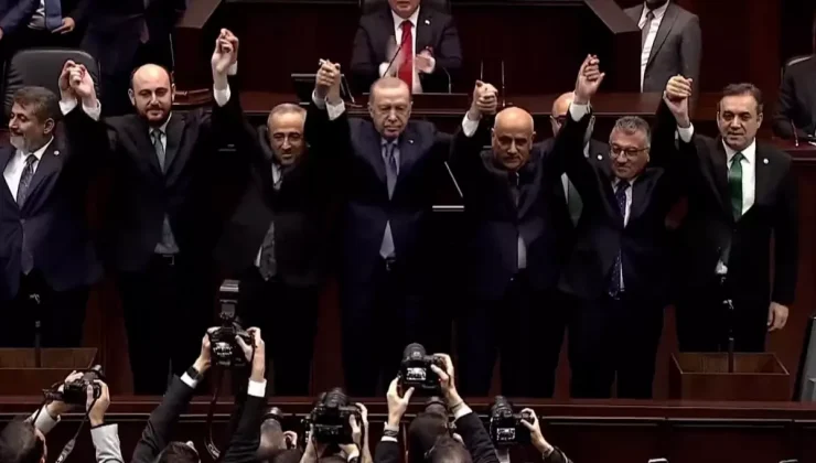3 milletvekili AK Parti’ye katıldı! Rozetlerini Cumhurbaşkanı Erdoğan taktı
