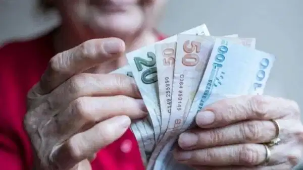 En düşük emekli aylığı alanlara 3 bin 119 liralık fark 4 Şubat Çarşamba günü ödenecek.