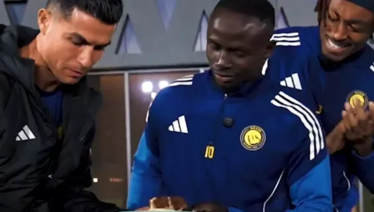 Afrika Uluslar Kupası Şampiyonu Sadio Mane’yi krallar gibi karşıladılar