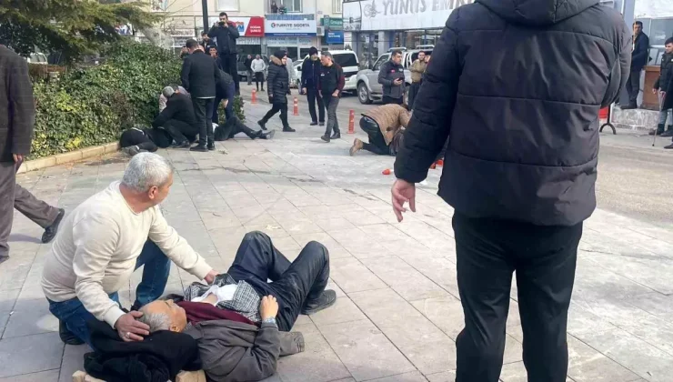 Baba ve 3 oğlu sokak ortasında vuruldu! Durumları ağır