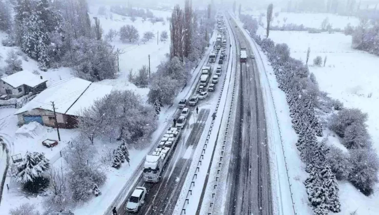 Kar kalınlığı 15 santimetreyi buldu, ulaşım felç oldu