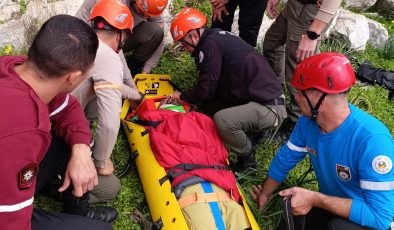 Dağa tırmanış yaparken düşüp yaralanan kişi itfaiye ve Sivil Savunma ekiplerince kurtarıldı