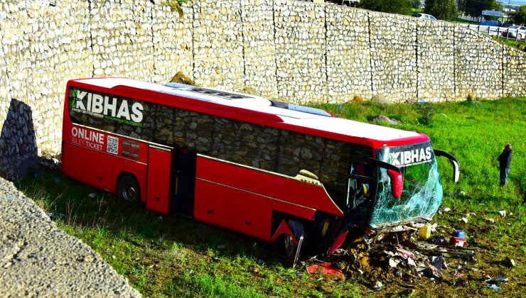 Kontrolden çıkan KIBHAS’a ait yolcu otobüsü tarla içine düştü..Kazada 2 kişi yaralandı