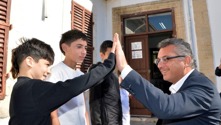 Cumhurbaşkanı Erhürman, Dipkarpaz Rum Ortaokulu ve Dipkarpaz Recep Tayyip Erdoğan Ortaokulu’nu ziyaret etti