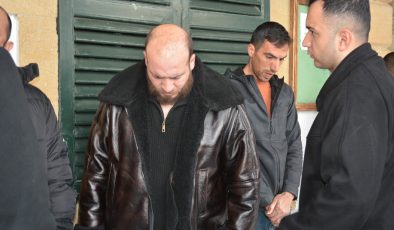 Lefkoşa’da meydana gelen “Emanetçi tarafından sirkat, sahtekarlıkla para temini ve KKTC’de ikamet izinsiz ikamet etmek” suçlarından tutuklanan Mehmetcan Ekinci yeniden mahkemeye çıkarıldı.