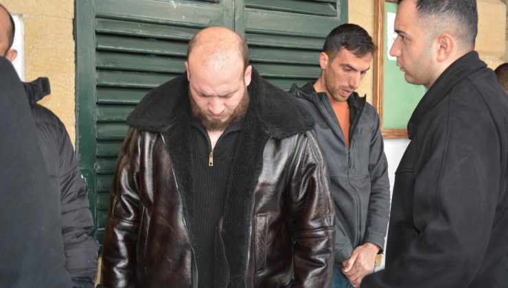 Lefkoşa’da meydana gelen “Emanetçi tarafından sirkat, sahtekarlıkla para temini ve KKTC’de ikamet izinsiz ikamet etmek” suçlarından tutuklanan Mehmetcan Ekinci yeniden mahkemeye çıkarıldı.