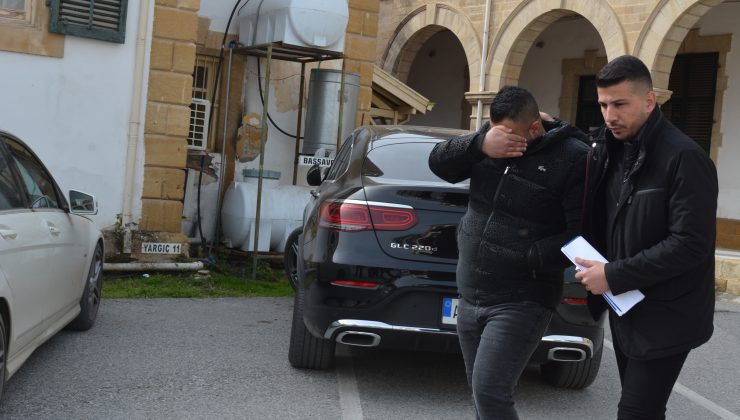 Lefkoşa’da meydana gelen vahim zarar suçundan tutuklanan zanlılar Abdulkadir Seltekin, Dilan Dağbakan, Fazile Belçim Karabay mahkemeye çıkarıldı.