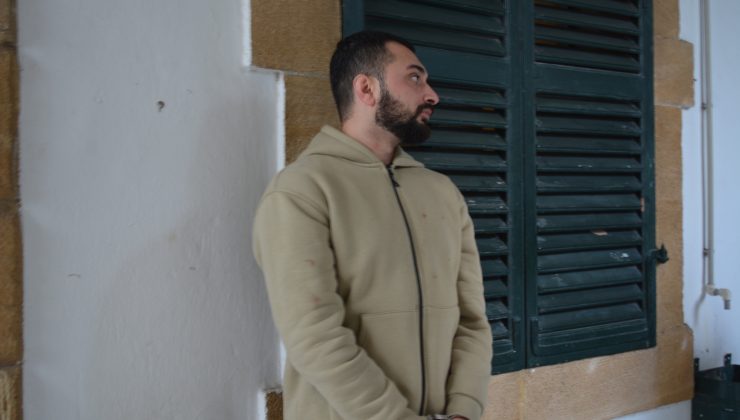 Lefkoşa’da meydana gelen “yaralama, vahim zarar, ciddi darp ve kanunsuz bıçak taşıma” suçlarından tutuklanan Nijat Elman Oğlu Hasanov mahkemeye çıkarıldı. 