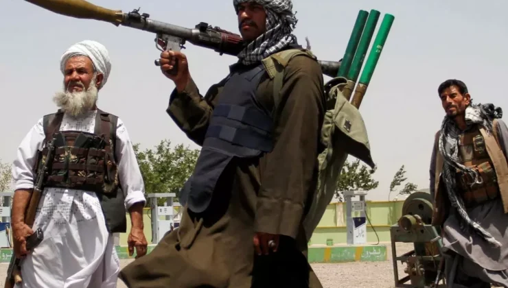 Taliban: Pakistan sınırındaki 15 askeri bölgeyi ele geçirdik