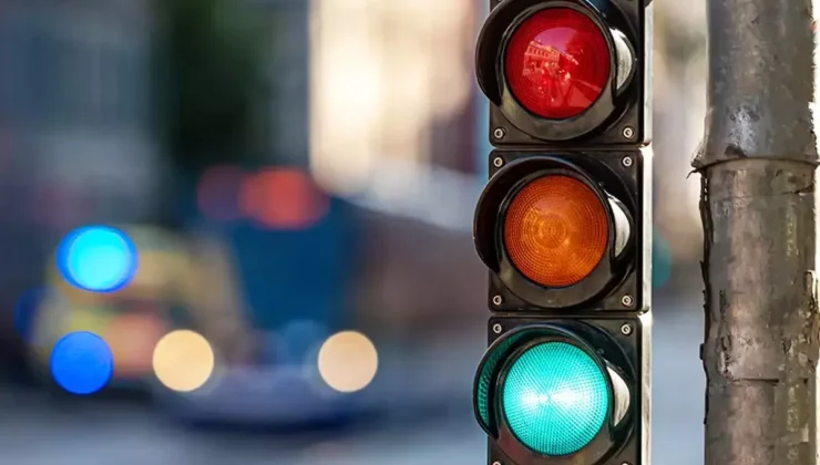 Trafikte 100 yıllık sistem değişiyor! Sarı, kırmızı ve yeşilin yanına yeni renk geliyor
