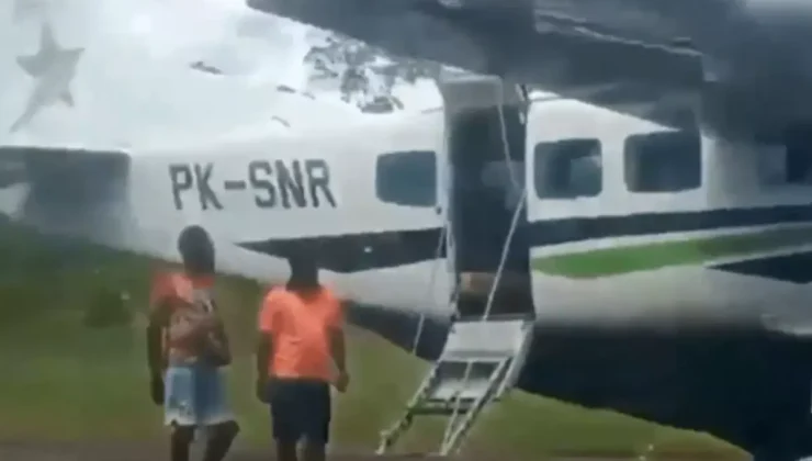 Uçak indikten saniyeler sonra pilot ve yardımcı pilot pistte vurularak öldürüldü