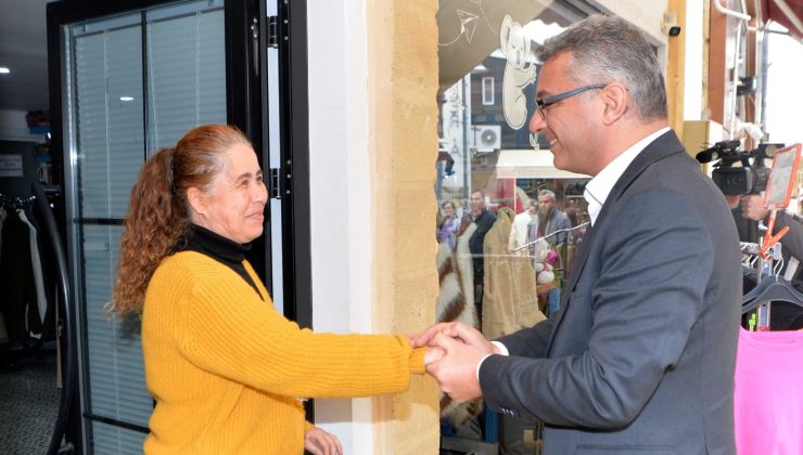 Cumhurbaşkanı Erhürman Arasta’da yurttaşlarla bayramlaştı