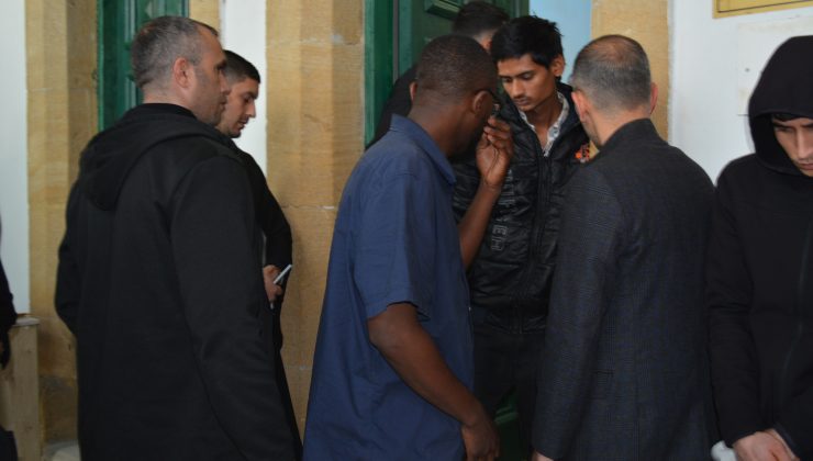 KKTC’de izinsiz ikamet etme suçundan tutuklanan Emmanuel Anuoluwapo Salıu-Olayınka, Sisekelo Mhlanga Langalıbalele ve MD Sayeef Rahman mahkemeye çıkarıldı.