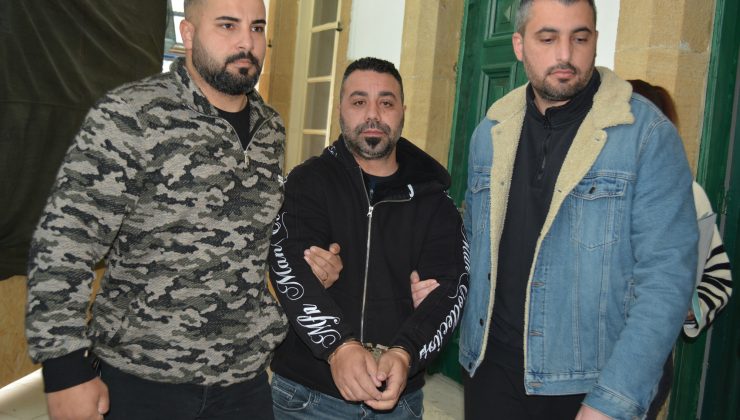 Lefkoşa’da meydana gelen uyuşturucu madde alma, tasarruf suçlarından tutuklanan Mustafa Kavaz mahkemeye çıkarıldı.