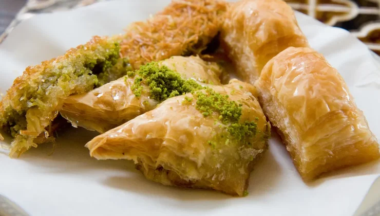 Bayramda tatlı tüketiminde saat önerisi: Uzmanı önemli noktaya dikkat çekti