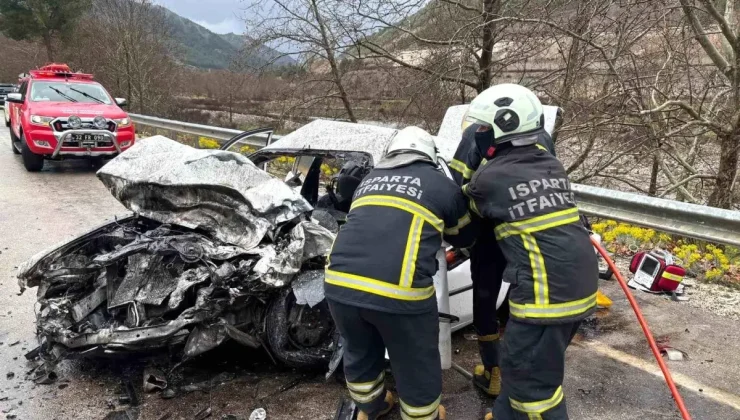 Isparta-Antalya kara yolunda feci kaza! 2 ölü, 4 yaralı