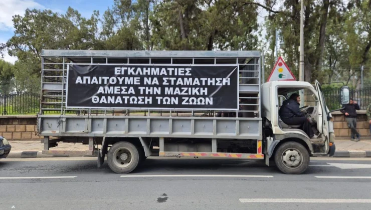 Hayvancılar siyah tabutla Rum Başkanlık Sarayı’na yürüdü
