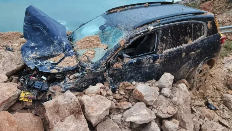 Heyelan otomobili böyle yuttu! Her şey 3 saniye sürdü