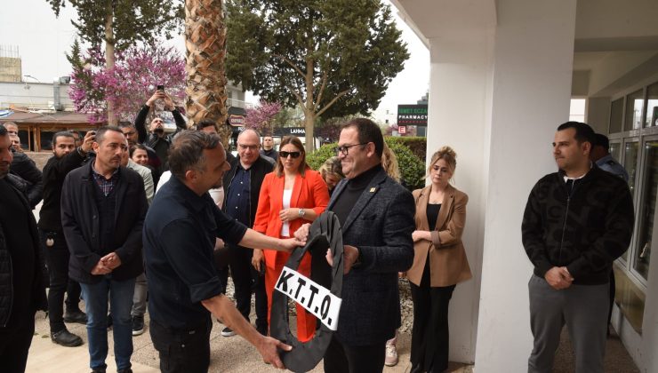 Sendikalar, Kıbrıs Türk Ticaret Odası’nı kınadı; Oda’ya siyah çelenk bıraktı