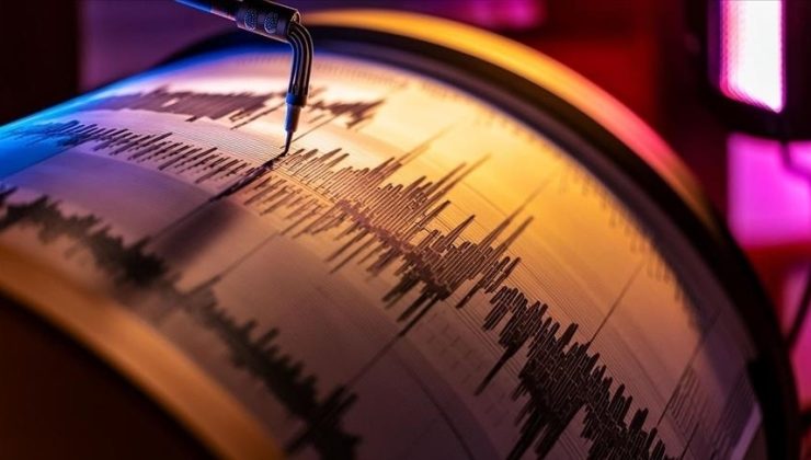 Endonezya’da 7,4 büyüklüğünde deprem