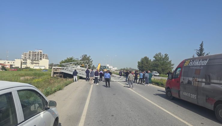 Dörtyol’daki kaza… Büyük trafik levhası yola devrildi