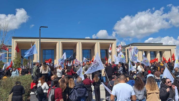 Meclis, dün oturuma verilen aranın ardından bugün toplanacak, sendikalar grev ve eyleme devam edecek