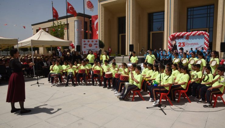 23 Nisan Ulusal Egemenlik ve Çocuk Bayramı kutlamaları kapsamında Cumhuriyet Meclisi bahçesinde tören düzenlendi