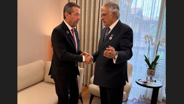 Dışişleri Bakanı Ertuğruloğlu, Pakistan Başbakan Yardımcısı ve Dışişleri Bakanı Ishaq Dar ile görüştü