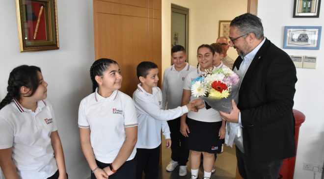 23 Nisan İlkokulu öğrencileri Girne Belediye Başkanı Şenkul’u ziyaret etti
