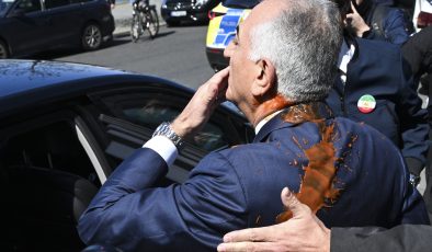 Berlin’de, İran’ın devrik Şah’ının oğlu Pehlevi’ye kırmızı sıvı atıldı