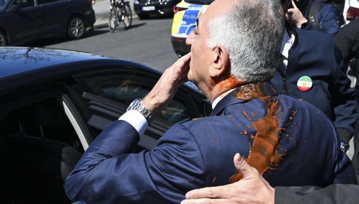 Berlin’de, İran’ın devrik Şah’ının oğlu Pehlevi’ye kırmızı sıvı atıldı