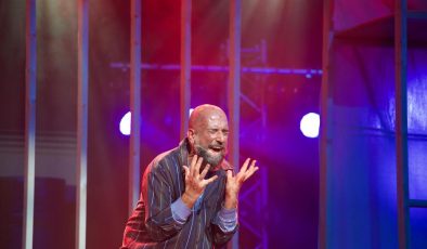 ): Sanatçı Abdullah Öztoprak’ın tiyatro oyunu ‘Parçalayanım… Parçalarım’ yarın ve pazartesi LAÜ’de sahnelenecek