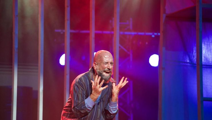 ): Sanatçı Abdullah Öztoprak’ın tiyatro oyunu ‘Parçalayanım… Parçalarım’ yarın ve pazartesi LAÜ’de sahnelenecek