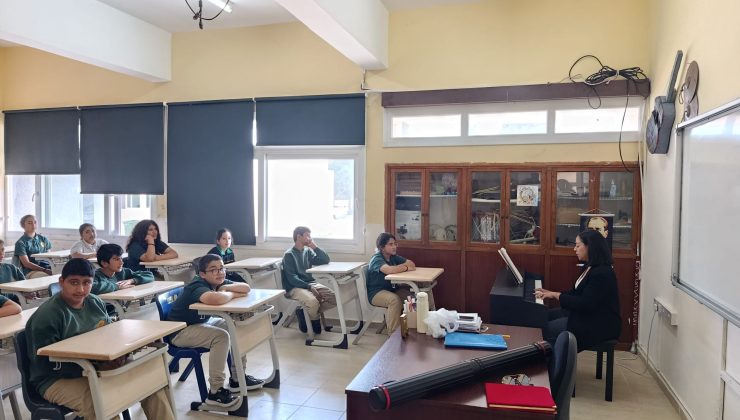 Okullara piyano ve perde bağışı…